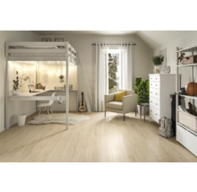 Modernes Jugendzimmer mit Hochbett, Schreibtisch, Sessel und Kommode für ein helles, freundliches Ambiente.