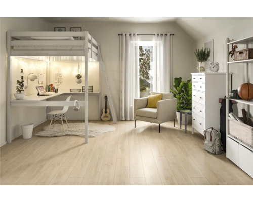 Modernes Jugendzimmer mit Hochbett, Schreibtisch, Sessel und Kommode für ein helles, freundliches Ambiente.