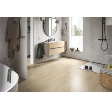 Helles Badezimmer mit Waschtisch, Spiegel, Dusche und Holzboden