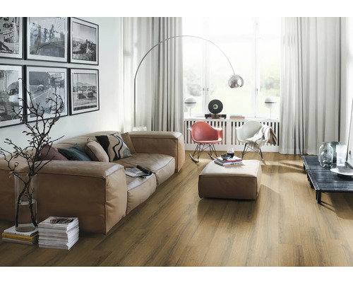 Wohnzimmer mit Sofa, Sessel, Stehlampe und Holzfußboden