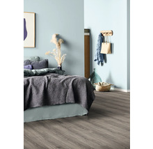 Schlafzimmer mit Bett, Dekoartikeln, Garderobe und Holzfußboden