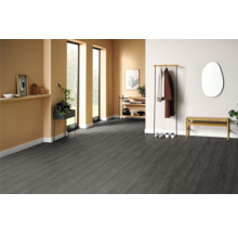 Eingangsbereich mit dunklem Holzboden, Garderobe, Spiegel und Bank