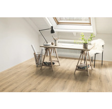 Heller Raum mit Holzboden, Schreibtisch und Dachfenster