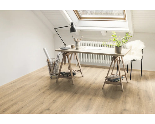 Heller Raum mit Holzboden, Schreibtisch und Dachfenster