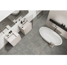 Modernes Badezimmer mit grauen Fliesen, Waschbecken und Badewanne