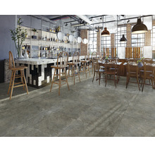 Gastraum mit Bar, Tischen und Stühlen im einheitlichen Design.