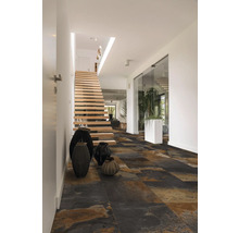 Flur mit Holztreppe, Dekoration und Bodenfliesen in Steinoptik