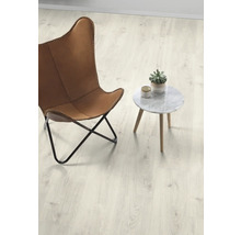 Heller Laminatboden mit Sessel und Tisch im Raum.