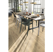 Heller Raum mit Esstisch und Stühlen auf Holzboden