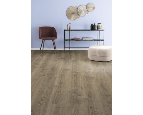 Innenraum mit Laminatboden, Stuhl, Hocker und Regal.