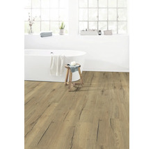 Badezimmer mit Badewanne, Fenster und Holzboden