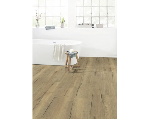 Helles Badezimmer mit Holzfußboden, Badewanne und Hocker