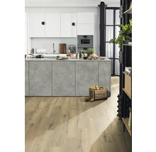 Moderne Küche mit Kücheninsel, Holzboden und einer Kiste mit Äpfeln.