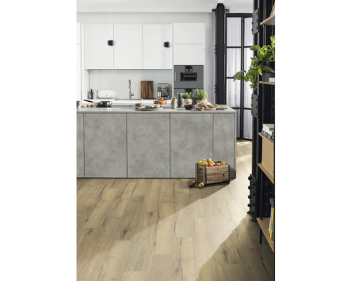 Moderne Küche mit Kücheninsel, Holzboden und einer Kiste mit Äpfeln.