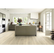 Helle Küche mit Kücheninsel, Edelstahlgeräten und Holzboden