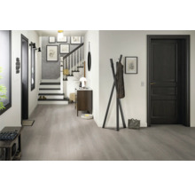 Flur mit Treppe, Garderobe und hellgrauem Holzboden.