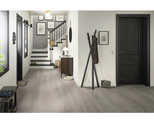 Flur mit Treppe, Garderobe und hellgrauem Holzboden.