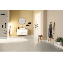 Helles Badezimmer mit Dusche, Waschtisch, Spiegel und Holzleiter