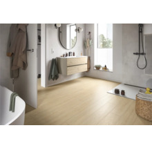 Helles Badezimmer mit Waschtisch, Spiegel, Dusche und hellem Holzboden