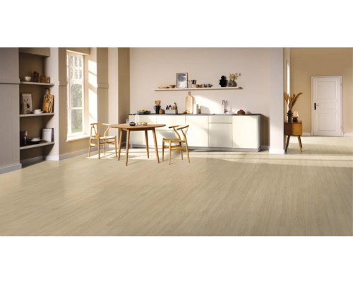 Helle Küche mit Holzboden, Esstisch und Stühlen.