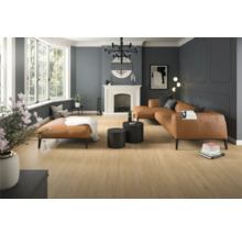 Wohnzimmer mit hellem Holzboden, Sofa, Kamin und Fenstern