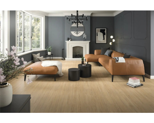 Wohnzimmer mit hellem Holzboden, Sofa, Kamin und Fenstern