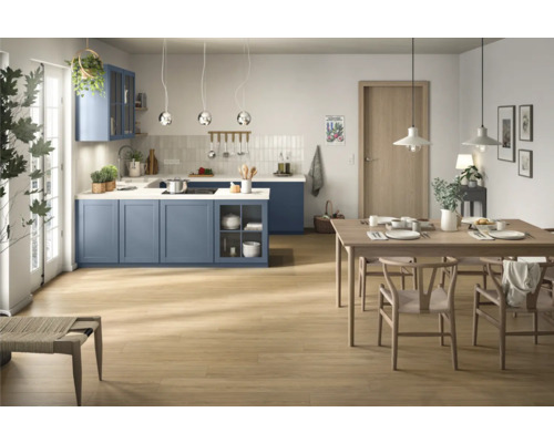 Heller Raum mit blauer Küchenzeile und Holzesstisch