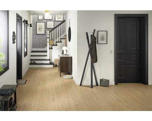 Heller Eingangsbereich mit Treppe, Garderobe und Holzboden