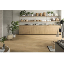 Heller Raum mit Holzfußboden, Holzregal mit Dekoration und Pflanzen