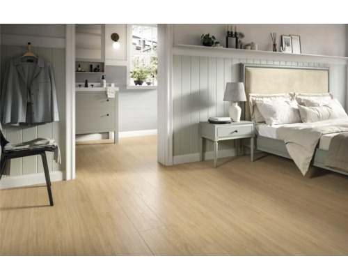 Heller Raum mit Holzboden, Bett, Bad und Stuhl
