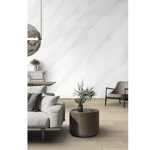 Helles Wohnzimmer mit Fliesen in Marmoroptik, Sofa, Sessel und Beistelltisch