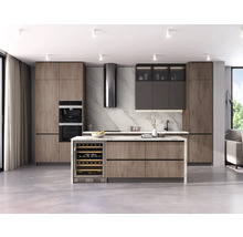 Helle, moderne Küche mit Kochinsel, Einbaugeräten und Weinkühlschrank.