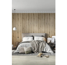 Schlafzimmer mit Holzwand, Bett, Teppich und Beleuchtung