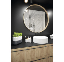 Badezimmer mit rundem Spiegel, Aufsatzwaschbecken und Holzunterschrank