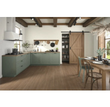 Helle Küche mit grünen Schränken, Holzbalken und großem Esstisch