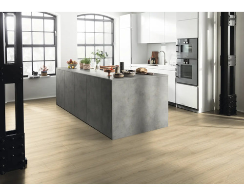 Moderne Küche mit Kücheninsel und hellem Holzboden