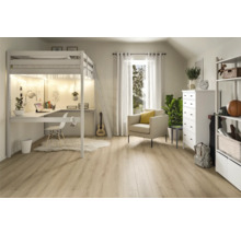 Helles Jugendzimmer mit Hochbett, Schreibtisch, Sessel und Kommode