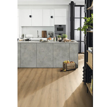 Helle Küche mit Kücheninsel, Holzboden und modernen Geräten