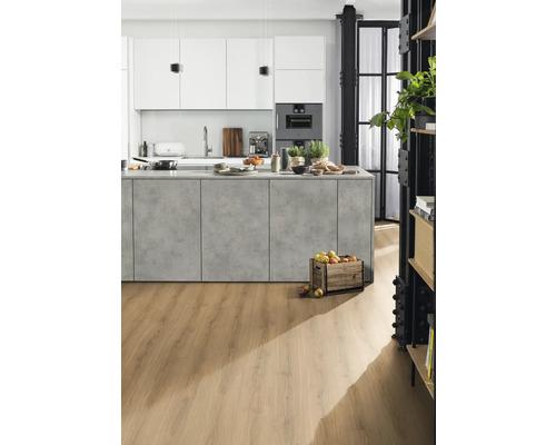 Helle Küche mit Kücheninsel, Holzboden und modernen Geräten