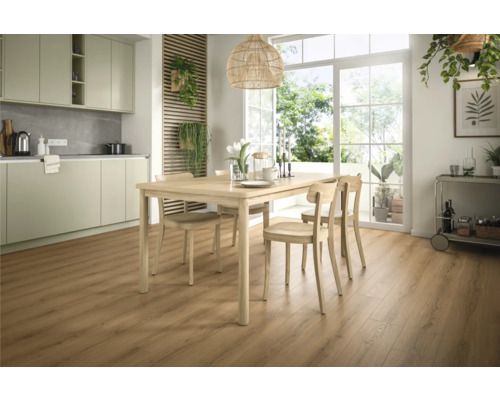 Heller Essbereich mit Holzboden, Esstisch und Stühlen, kombiniert mit Küchenbereich
