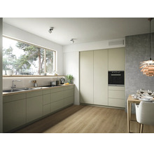 Helle Küche mit Küchenschränken, Spüle und Essbereich