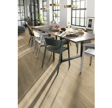 Heller Wohnraum mit Esstisch und Stühlen auf Holzboden