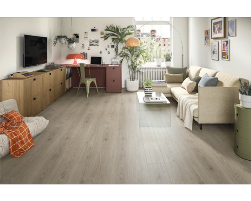 Helles Wohnzimmer mit Sofa, Schreibtisch und hellem Holzboden