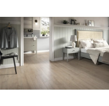 Heller Raum mit Bodenbelag in Holzoptik, Schlafzimmer und Badezimmer