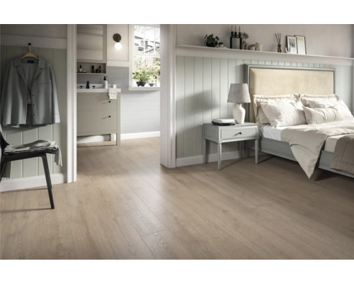 Heller Raum mit Bodenbelag in Holzoptik, Schlafzimmer und Badezimmer
