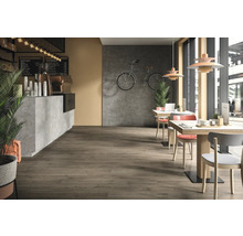 Café-Interieur mit Holzboden, Tresen, Tischen und Stühlen.