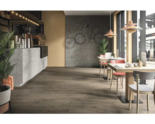 Café-Interieur mit Holzboden, Tresen, Tischen und Stühlen.