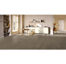 Heller Raum mit Küchenzeile, Holztisch und Holzboden