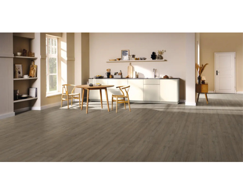 Heller Raum mit Küchenzeile, Holztisch und Holzboden