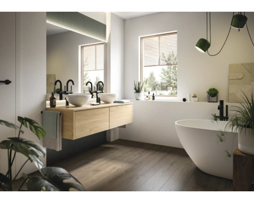 Badezimmer mit Doppelwaschtisch, Badewanne und Fenster